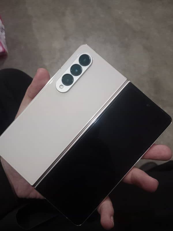 Samsung Galaxy Z Fold4 0