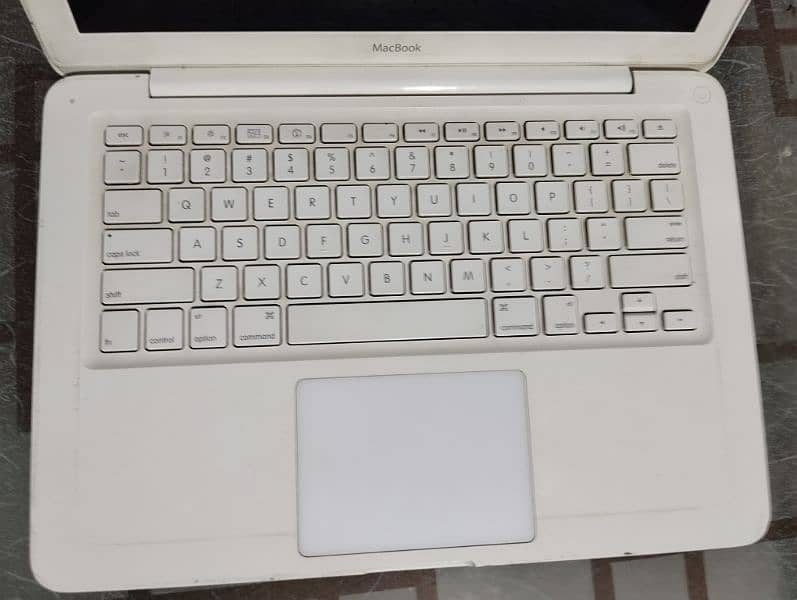 Apple MacBook 2010 mid in very good condition 1