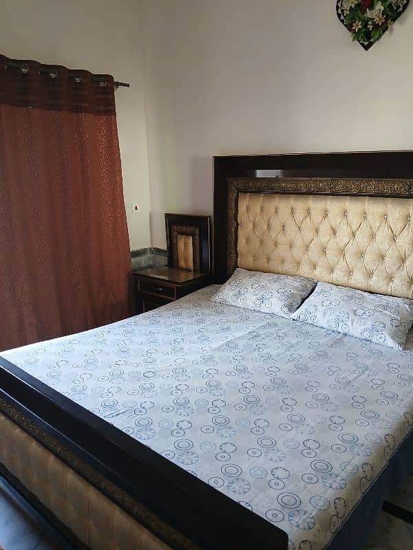 sell king size bed set and dressing table in reasonable price 2