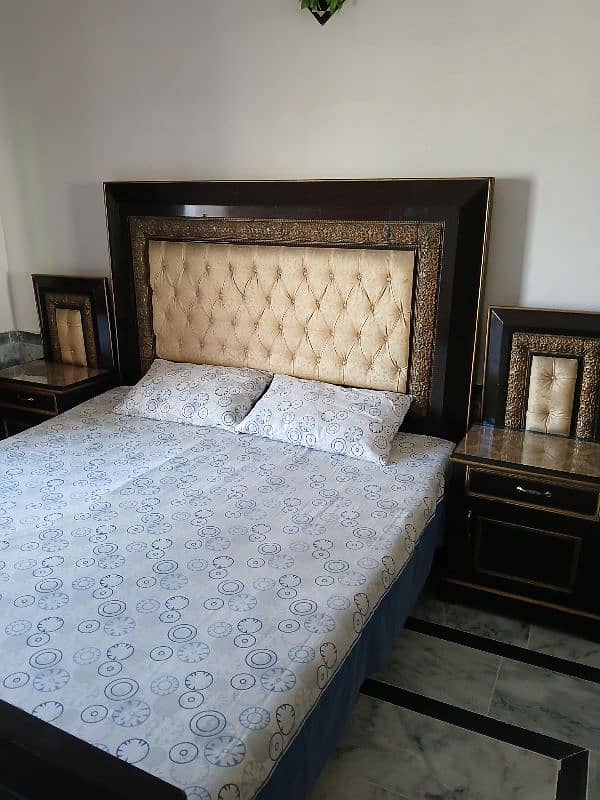 sell king size bed set and dressing table in reasonable price 3