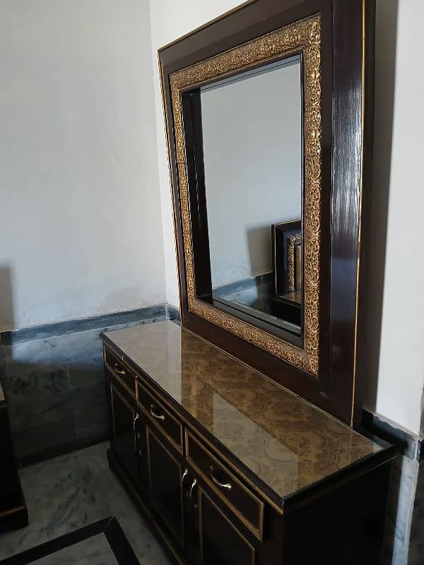 sell king size bed set and dressing table in reasonable price 6