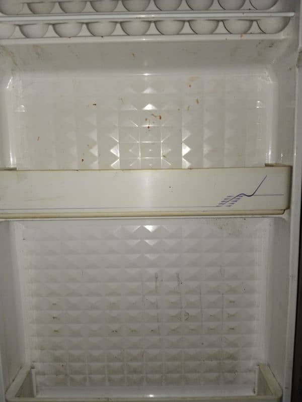 dawlance medium size fridge 3