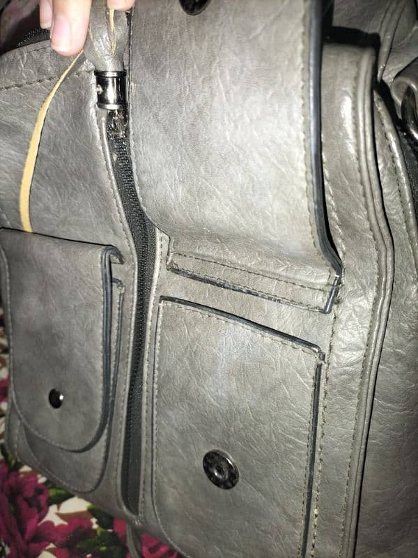 Grey shoulder bag in excellent condition. 1