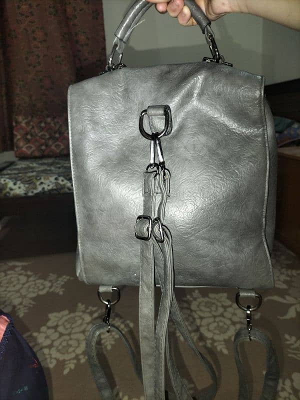 Grey shoulder bag in excellent condition. 2