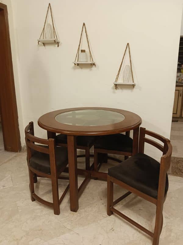 urgent sale dining table 10/10 condition 3