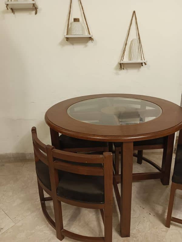 urgent sale dining table 10/10 condition 4