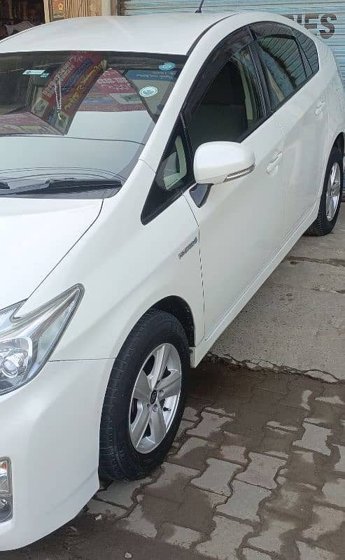 Toyota Prius 2010/2014 Perl White. 2