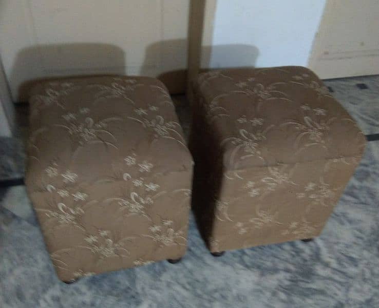 2 stools in v new condition 0