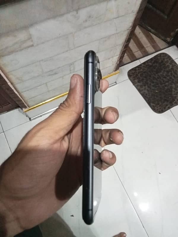 IPHONE 11 64gb simworking 2