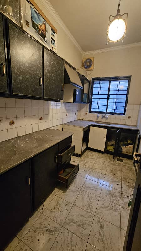 1 Kanal well Maintained house for rent 10