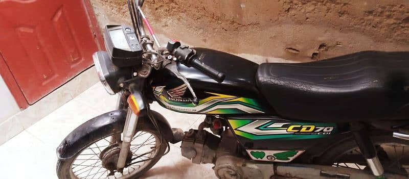 Mere pass 2 bikes han honda cd 70 2023 and 2022 for sell 5