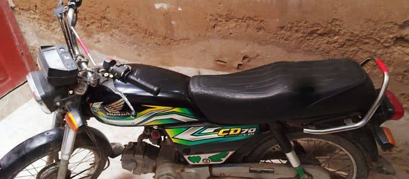 Mere pass 2 bikes han honda cd 70 2023 and 2022 for sell 6