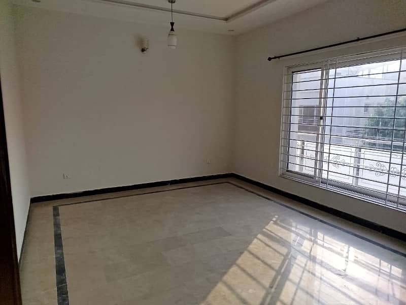 10 Marla Beautiful House For Rent in Bahria town Near to Civic Centre 2