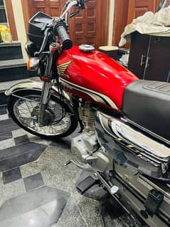 Honda CG125 SE 2019 model.