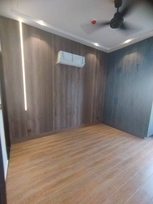 1 Kanal Beautiful First Floor Available For Rent 4