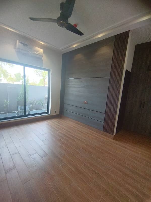 1 Kanal Beautiful First Floor Available For Rent 8