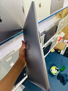 MacBook Pro 2019  core i9 ram 32 512 ssd 15 inch display 4 gb graphics 0