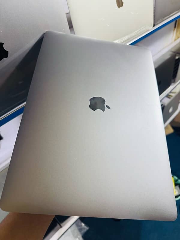 MacBook Pro 2019  core i9 ram 32 512 ssd 15 inch display 4 gb graphics 1