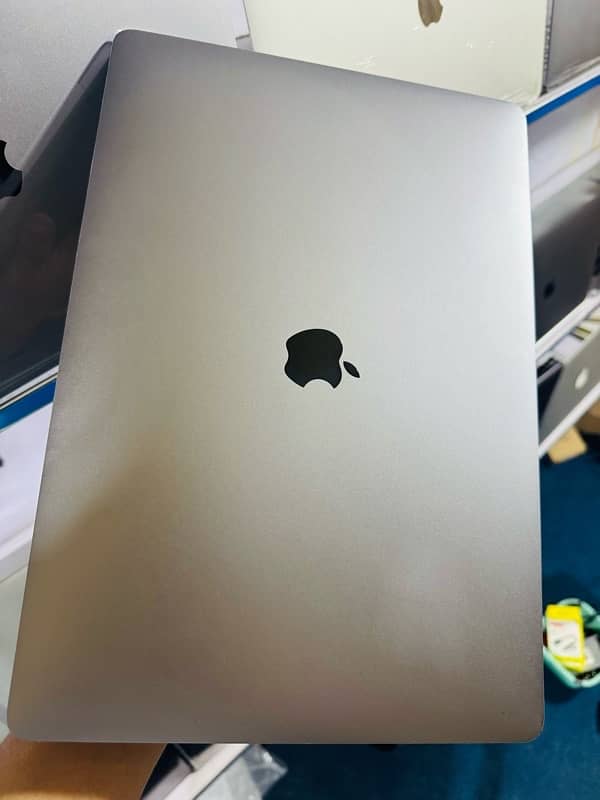 MacBook Pro 2019  core i9 ram 32 512 ssd 15 inch display 4 gb graphics 2