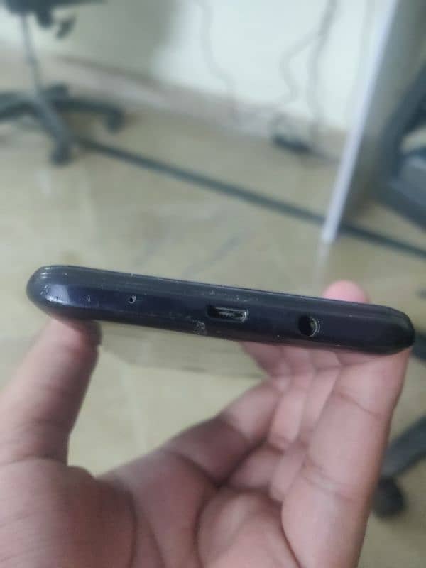 only box and phone touch pr crack hai chalta ok hai 2gbram/32 memory i 6