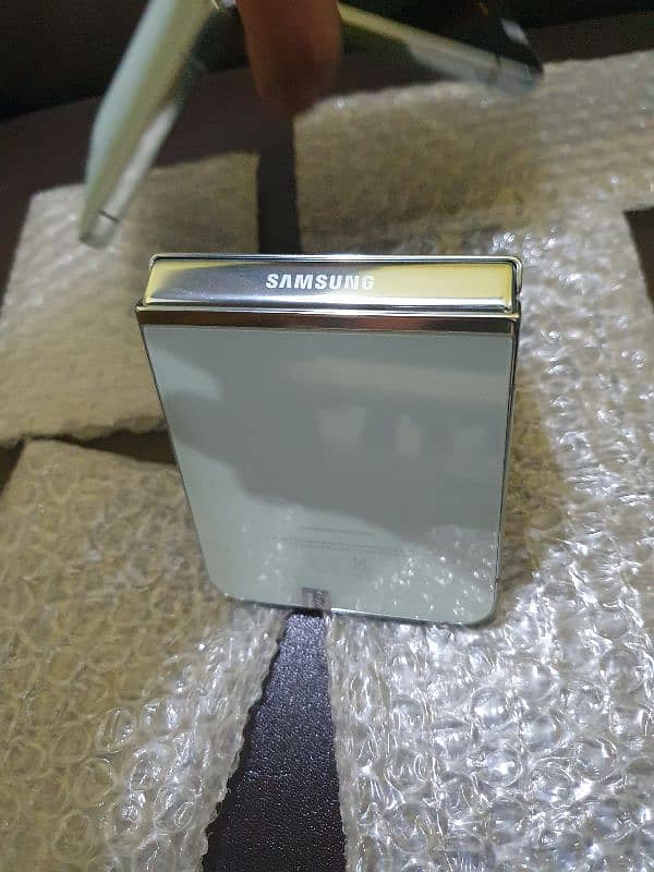 Samsung Galaxy Z Flip 5 In Mint Condition 2