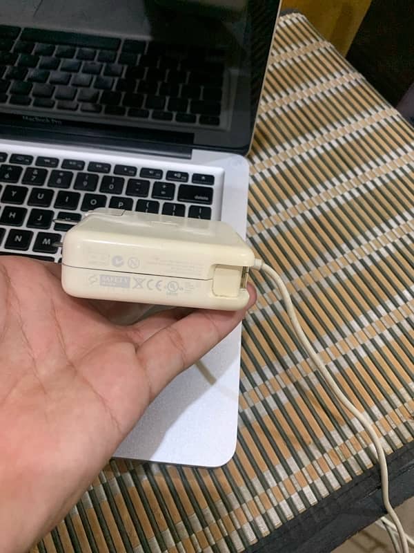 MacBook Pro charger Orignal wala hai 1