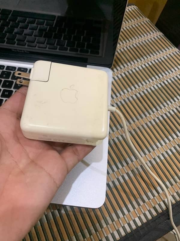 MacBook Pro charger Orignal wala hai 2