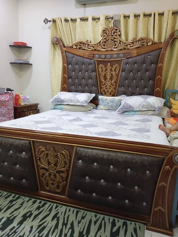 Double king size bed with Dressing table and 2 side tables 3