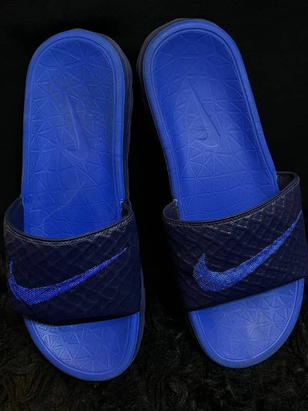 Original nike branded slides available (condition 10/10) 2