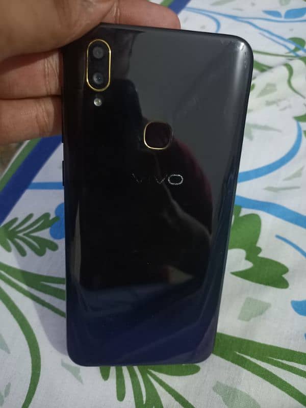 Vivo V11i 4/128 urgent sell 1