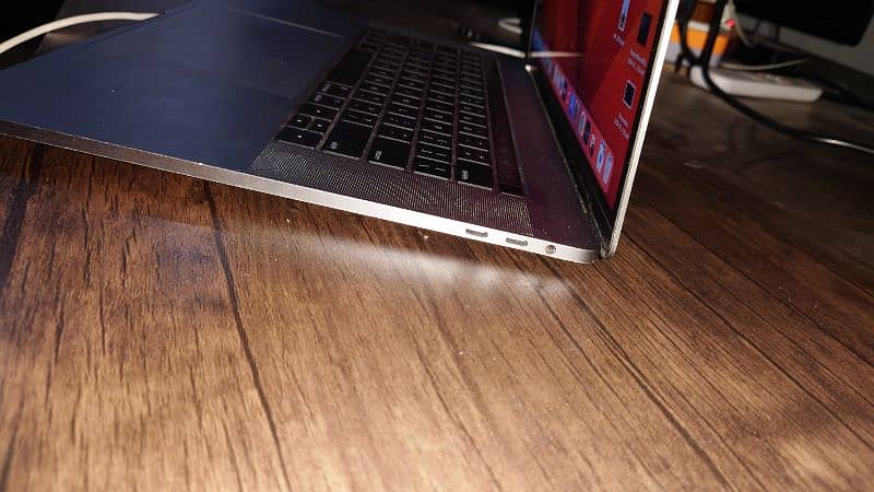 Macbook Pro 2017 15 inch core i7 16BG 4