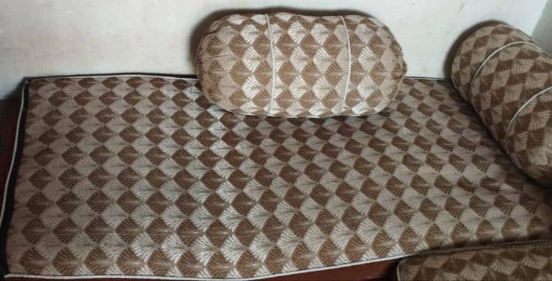 beautiful mattress and 4 beautiful pillows 1