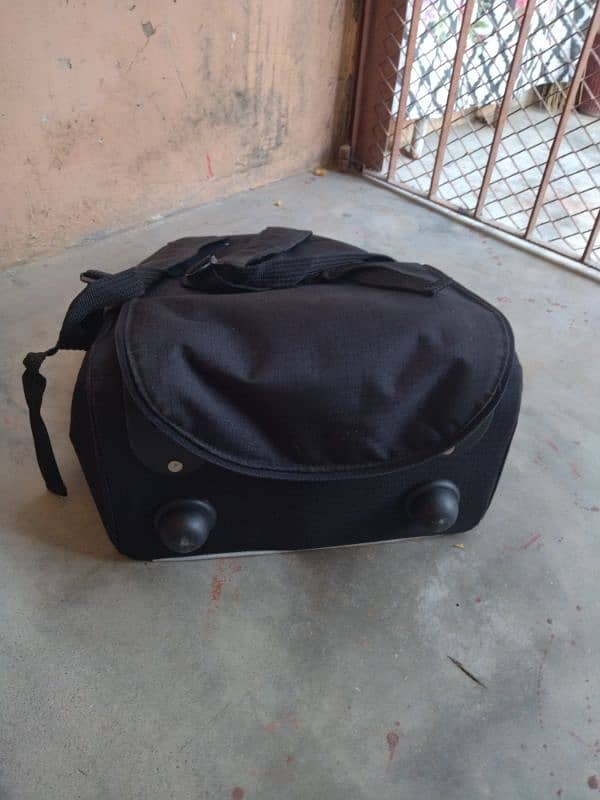 Big shoulder bag with wheel and running stick 5