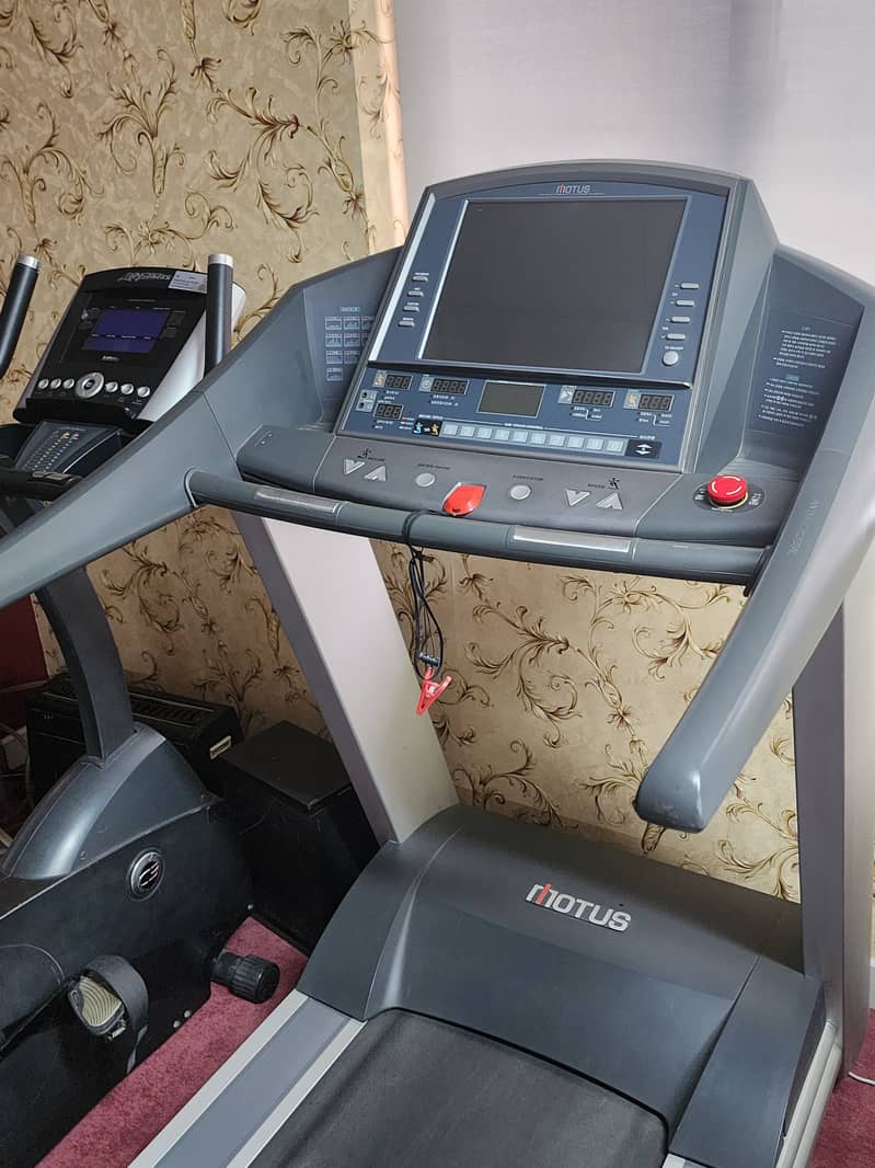 Commercial Treadmill/Gym/Fitness/Running/Jogging and Exercise Machine 1