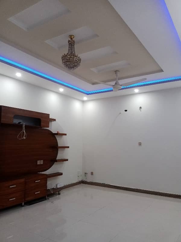 Beautiful Upar portion gas boring Available srvnt room 1