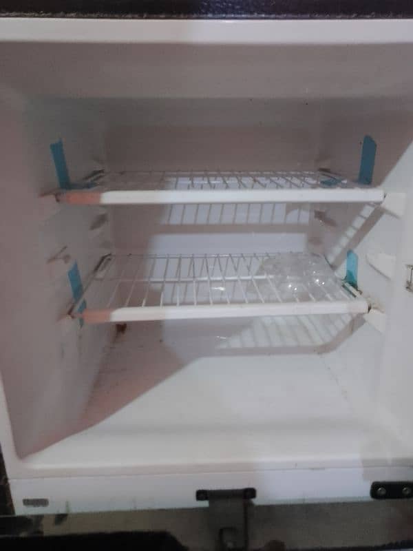 dawlance small fridge 10 days used only 5