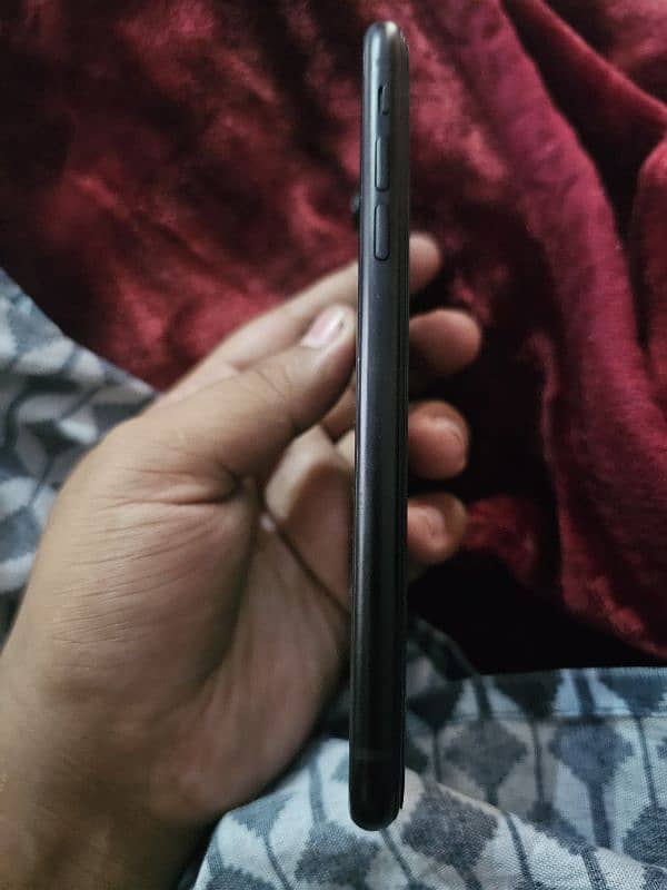 iphone XR factory lock 128 GB black color 3