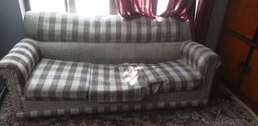 4seater sofa hai jisko chahiye hai contact kare wtsp 03338174320