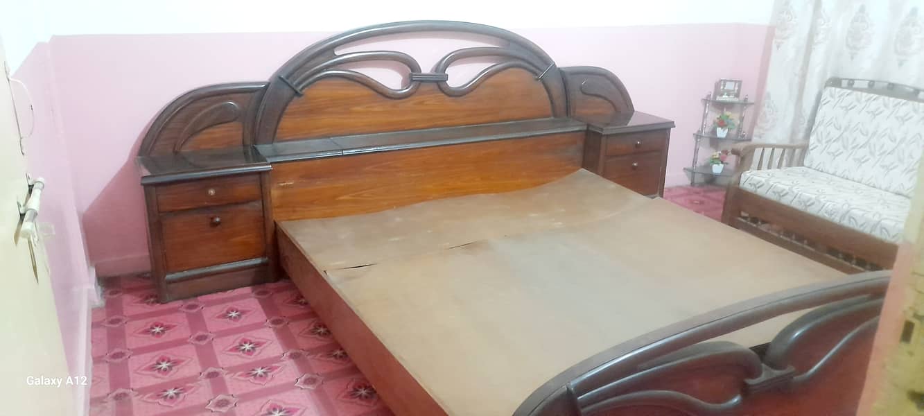 King Size bed With seprate Side Tables 0