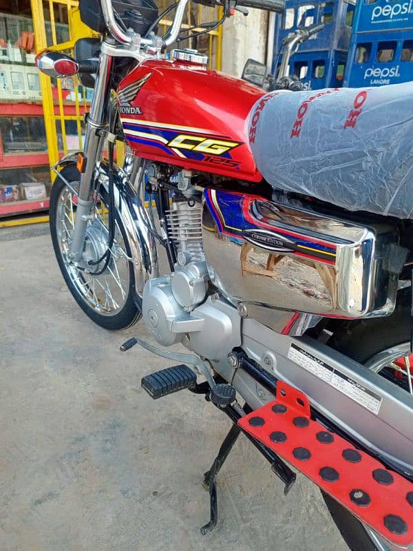 Honda 125 special chrome edition full showroom condition 03446464638 15