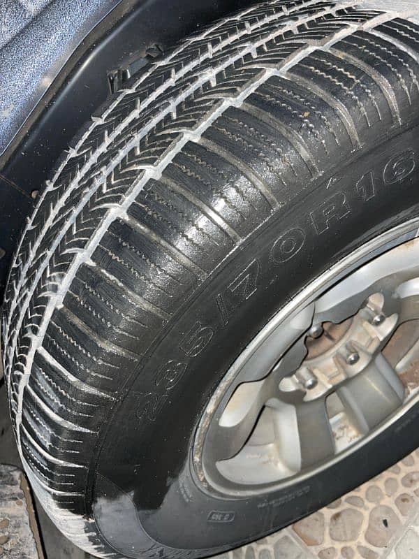 235/70/r16 5 Tyres with rims 1