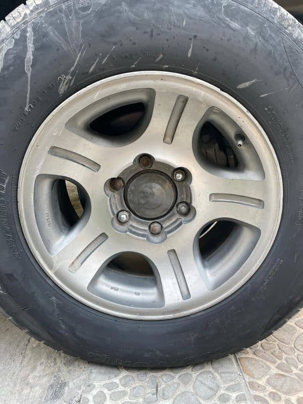 235/70/r16 5 Tyres with rims 4