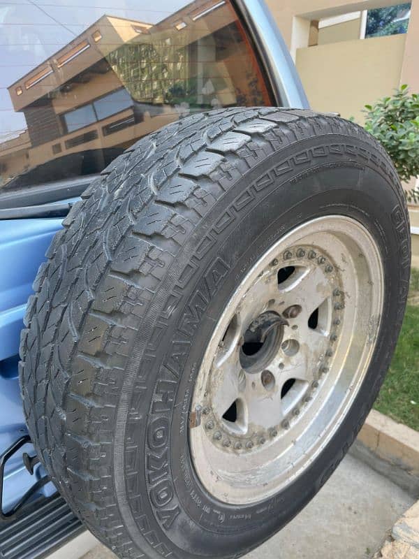 235/70/r16 5 Tyres with rims 9