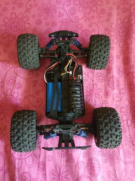 40 kilomter 4×4 rc car with strong suspinsion red color and very good. 10