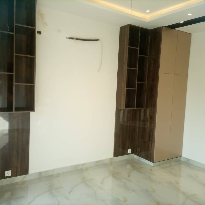 10 Marla Luxurious Upper Portion for Rent with 3 Bedrooms - Prime Location in Bahria Town Lahore! 15