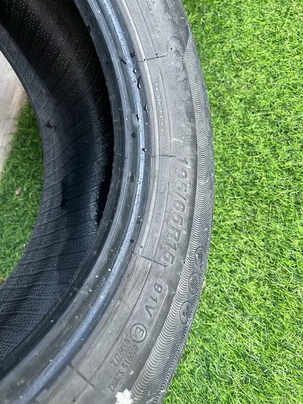 tyre 15/65/195  tube lesss 2 tyres 0