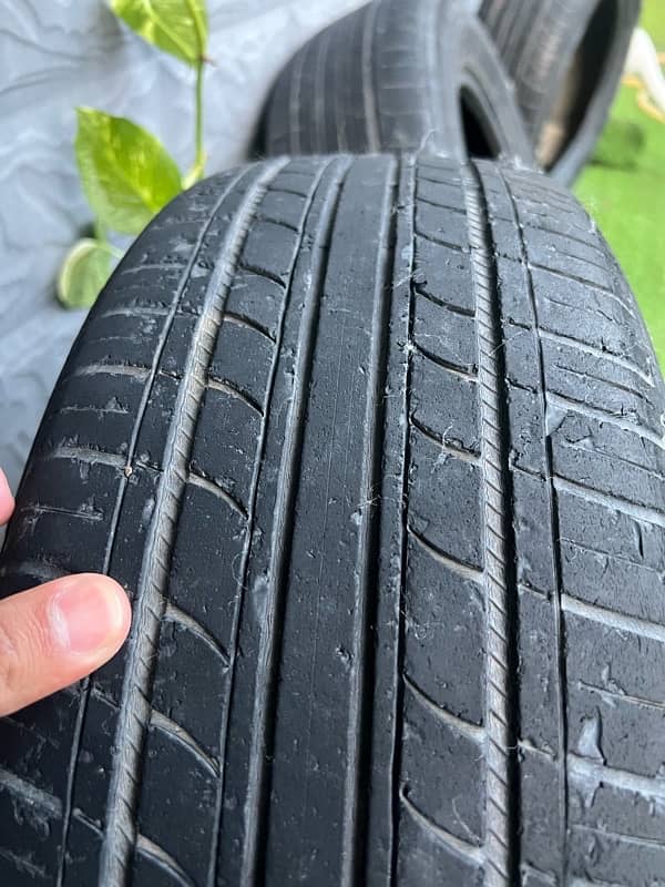 tyre 15/65/195  tube lesss 2 tyres 3