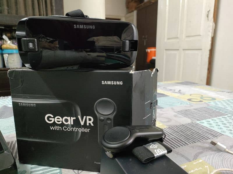 Samsung VR with controller SM-R325 1