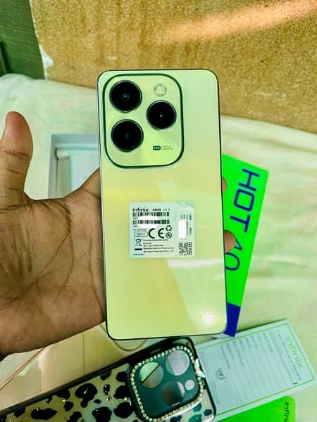 Infinix Hot40 (16gb/256gb)Urgent Sale. 0/3/0/6/4/3/9/8/4/3/0 1