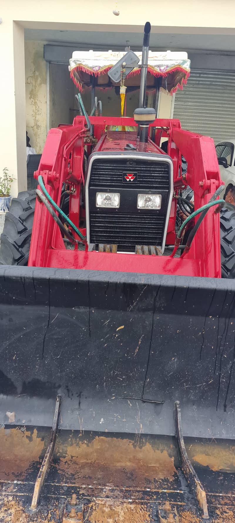 Mf 385 4x4 tractor with bucket 0 meter 1